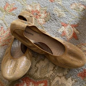 Like new 8.5 Hush Puppies Flats